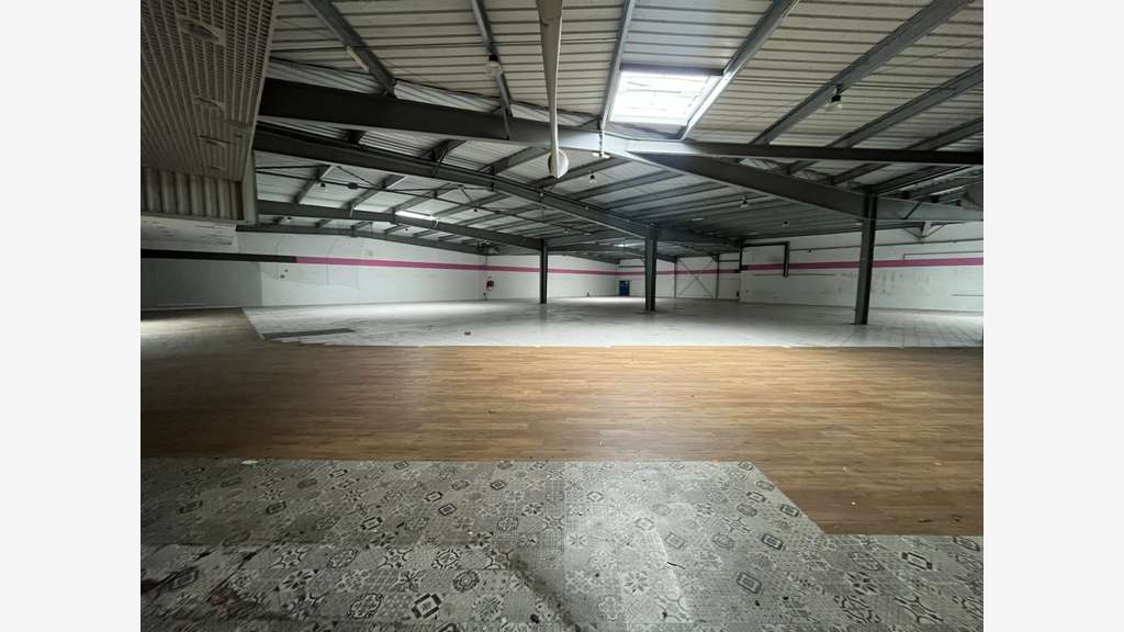 Local commercial 2088m² à louer à Maurepas