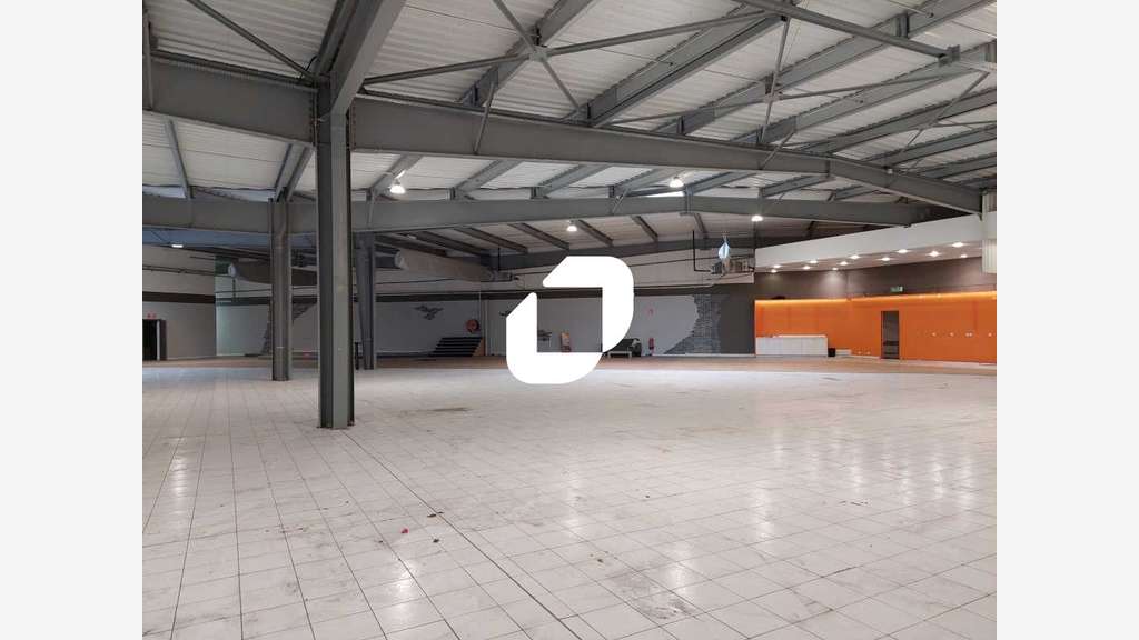 A louer Local commercial 2088m² Maurepas