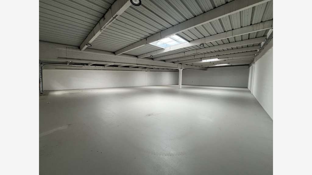 A louer entrepôts 1245m² à Coignières proche N10