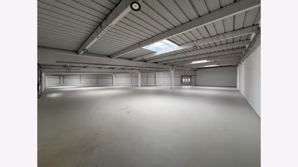 A louer entrepôts 1245m² à Coignières proche N10