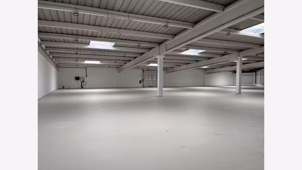 A louer entrepôts 1245m² à Coignières proche N10