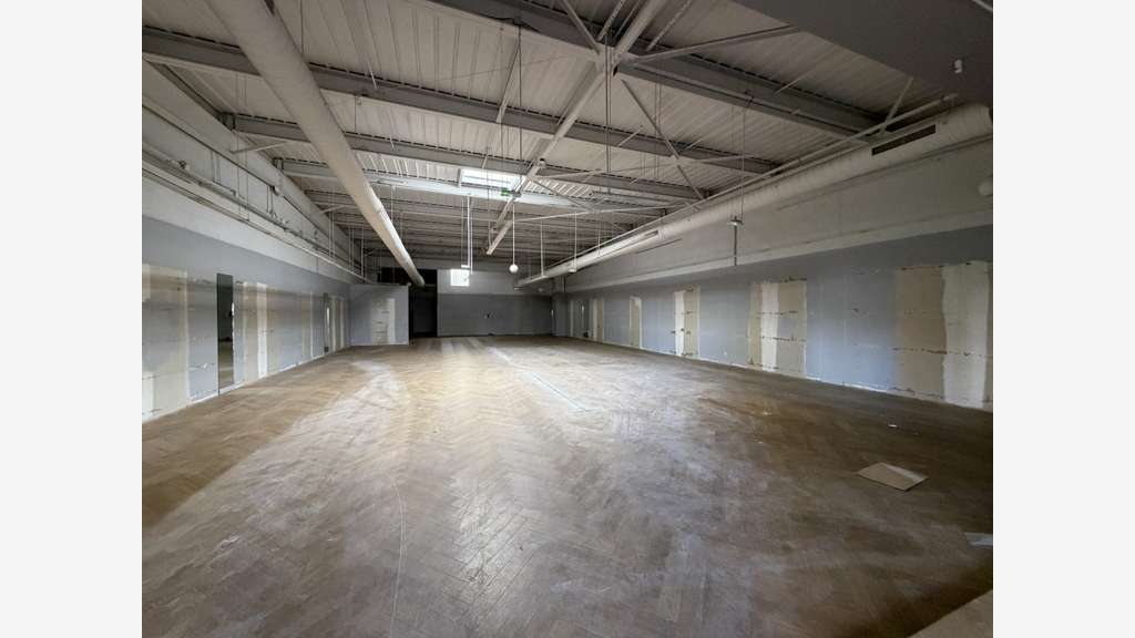 Local commercial de 594m² à louer à Maurepas