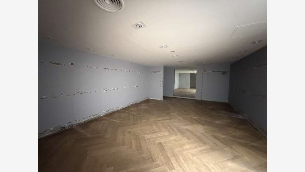 Local commercial de 594m² à louer à Maurepas