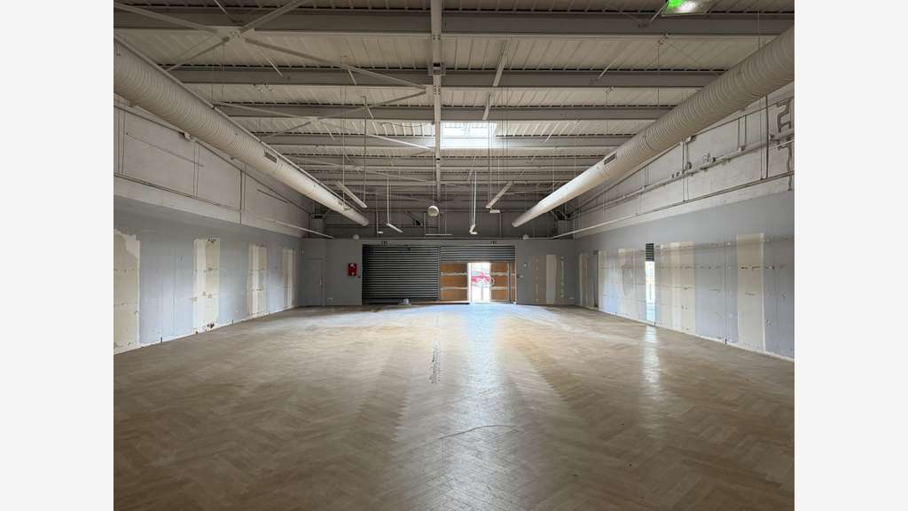 Local commercial de 594m² à louer à Maurepas