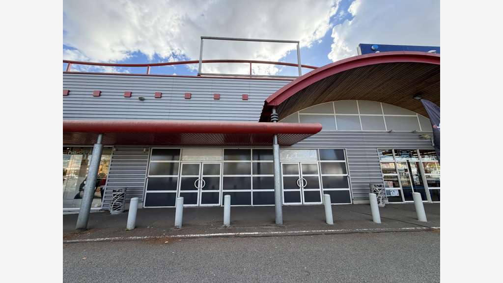 Local commercial de 594m² à louer à Maurepas