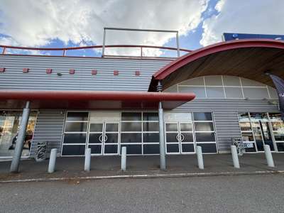 Local commercial de 594m² à louer à Maurepas