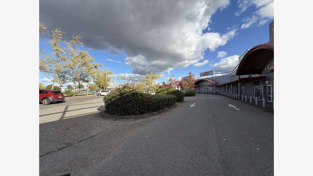 Local commercial de 594m² à louer à Maurepas