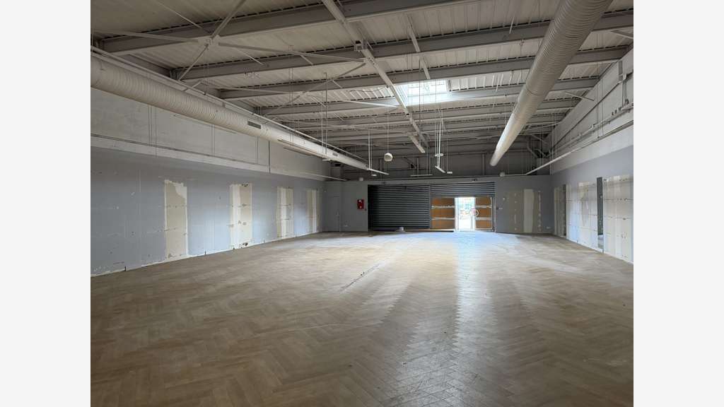 Local commercial de 594m² à louer à Maurepas
