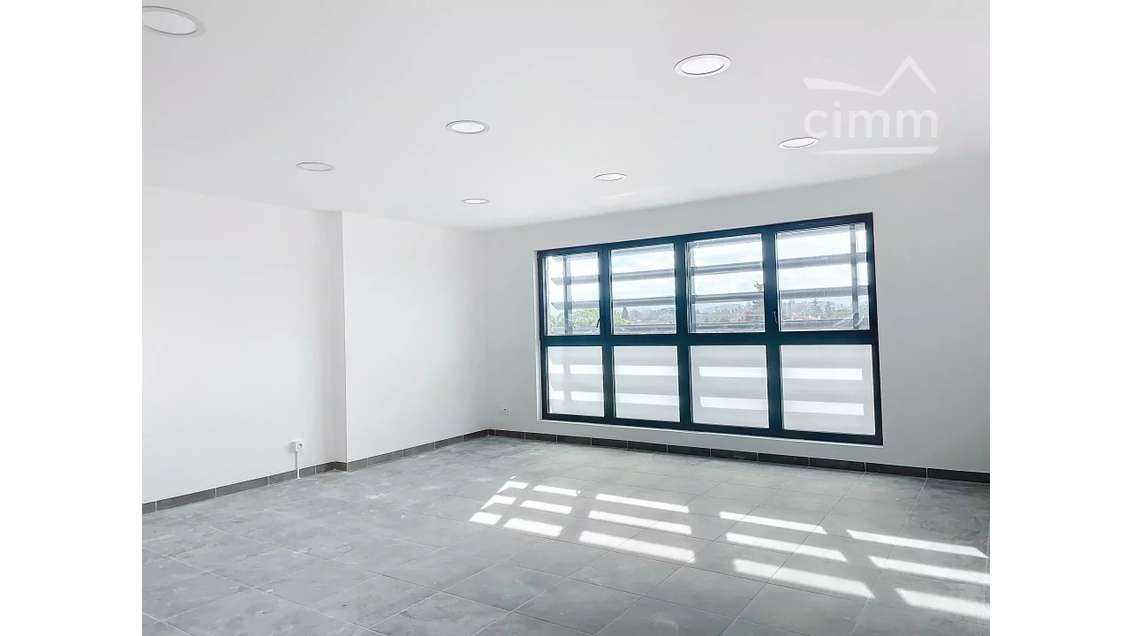 A louer local très lumineux 37m² R+2 à Mazan