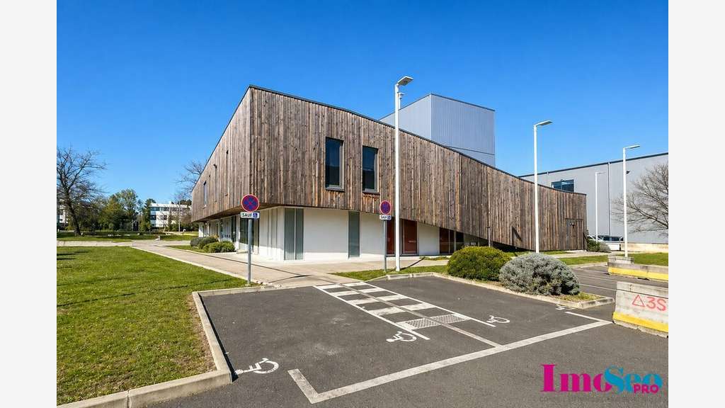 Local commercial 1600m² à louer à Mérignac ZAC