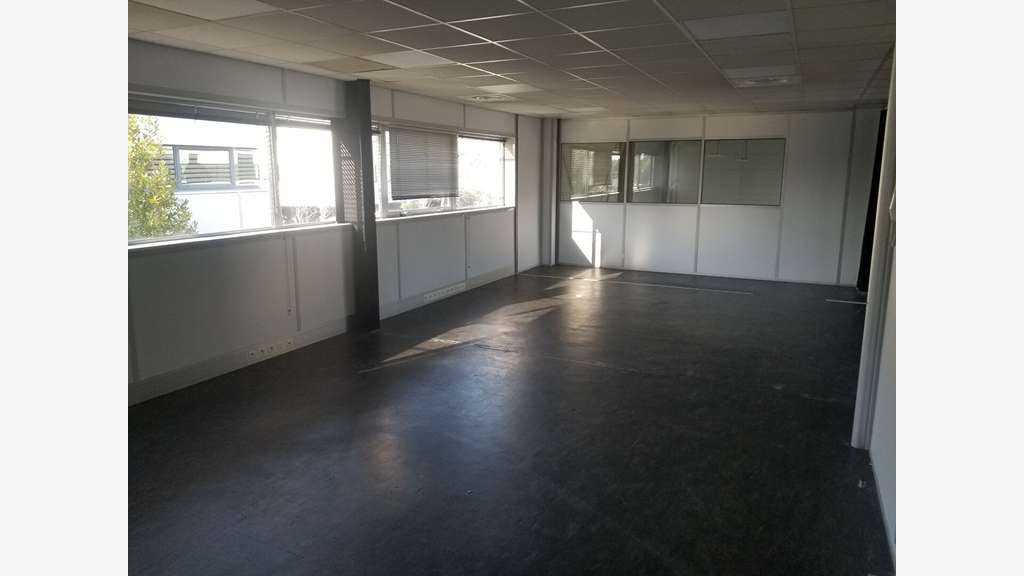 Local commercial 365m² à louer à Mérignac aéroport