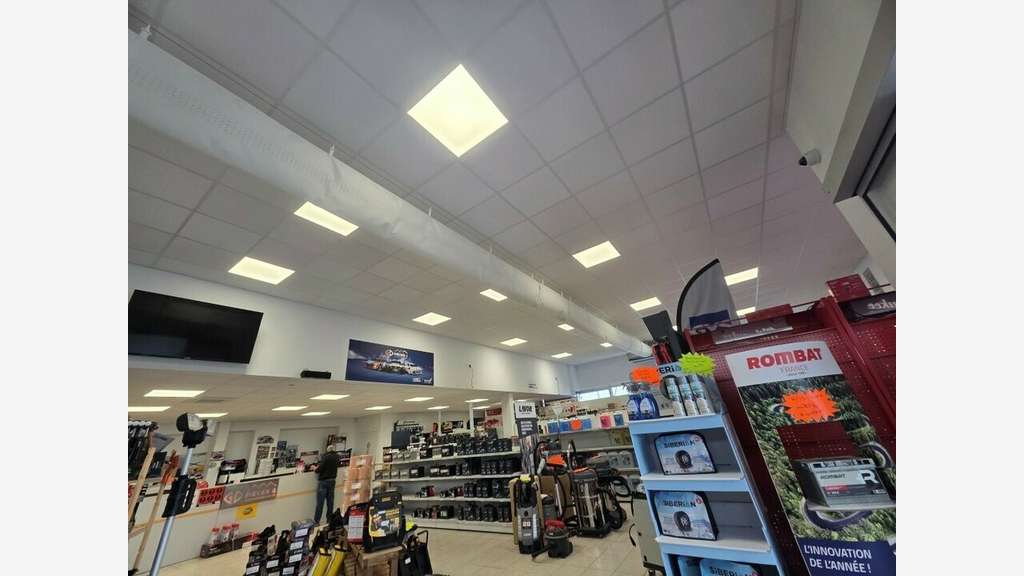 Local commercial de 325m² à louer à Messimy