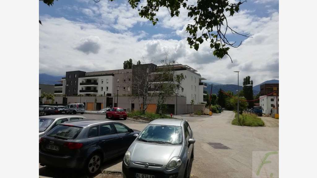 A louer local professionnel 230m² à Meylan