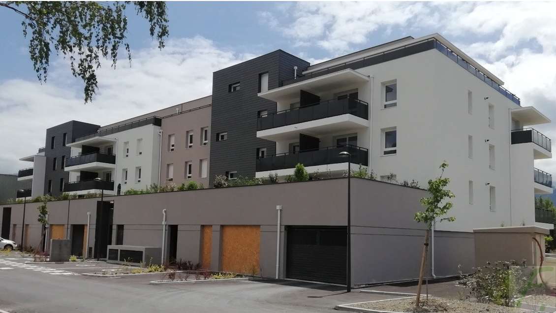 A LOUER, LOCAL PROFESSIONEL DE 230 M² A MEYLAN. Tr