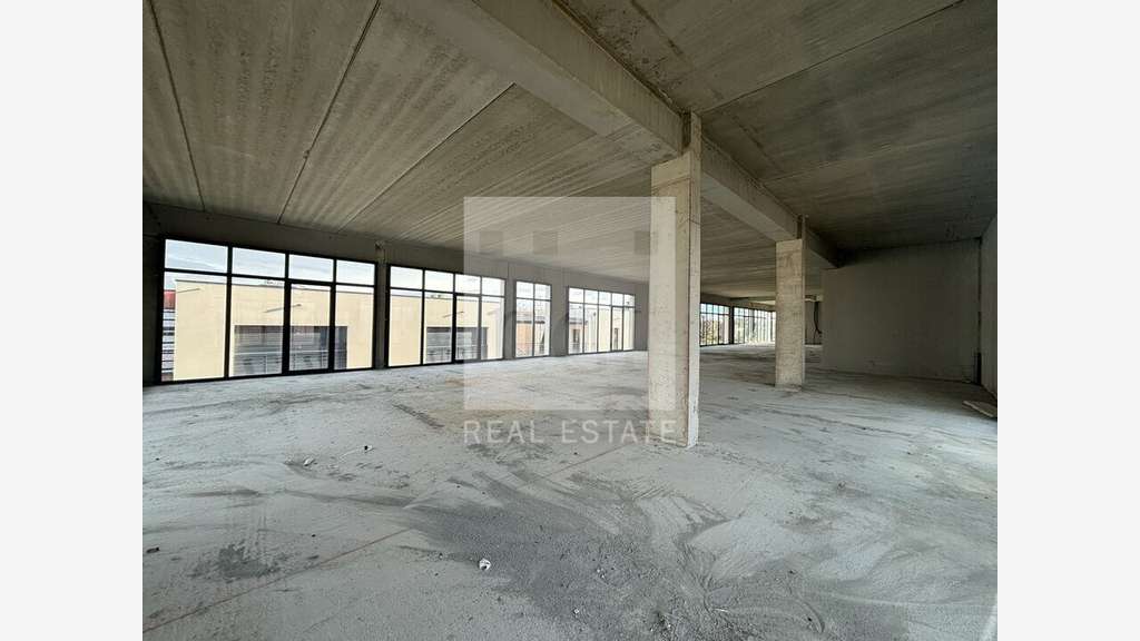Local commercial neuf 500m² à louer à Meyzieu