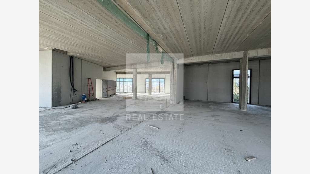 Local commercial neuf 500m² à louer à Meyzieu