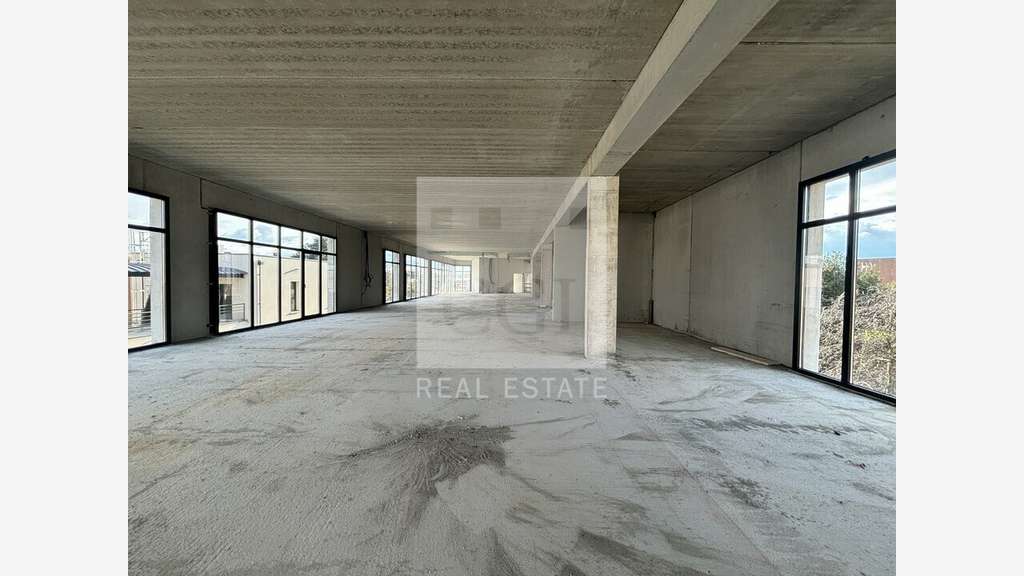 Local commercial neuf 500m² à louer à Meyzieu