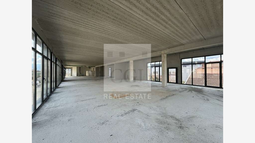 Local commercial neuf 500m² à louer à Meyzieu