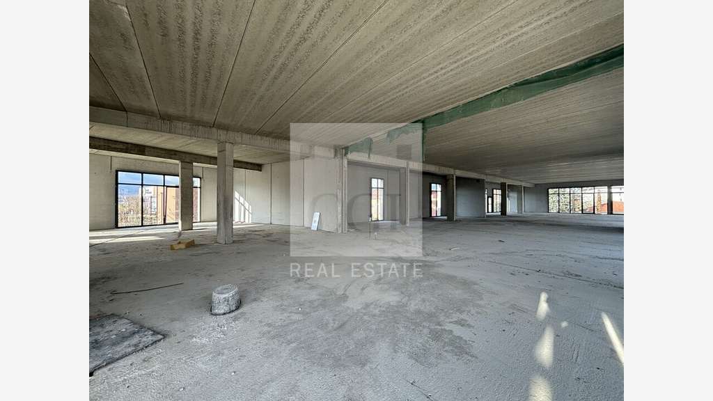 Local commercial neuf 500m² à louer à Meyzieu