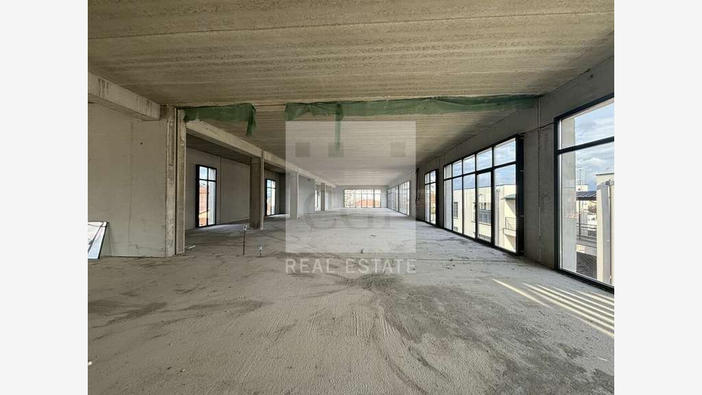 Local commercial neuf 500m² à louer à Meyzieu