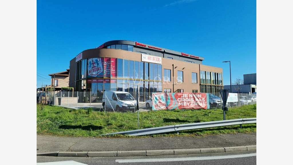 A louer local commercial 205m² à Meyzieu