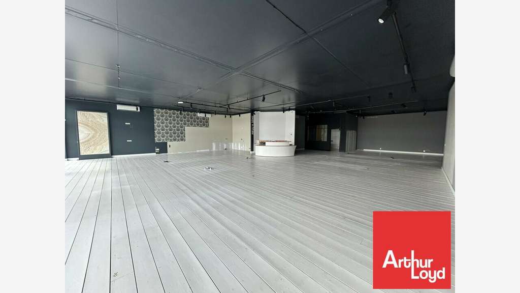 Local commercial 750m² à louer à Migné-Auxances