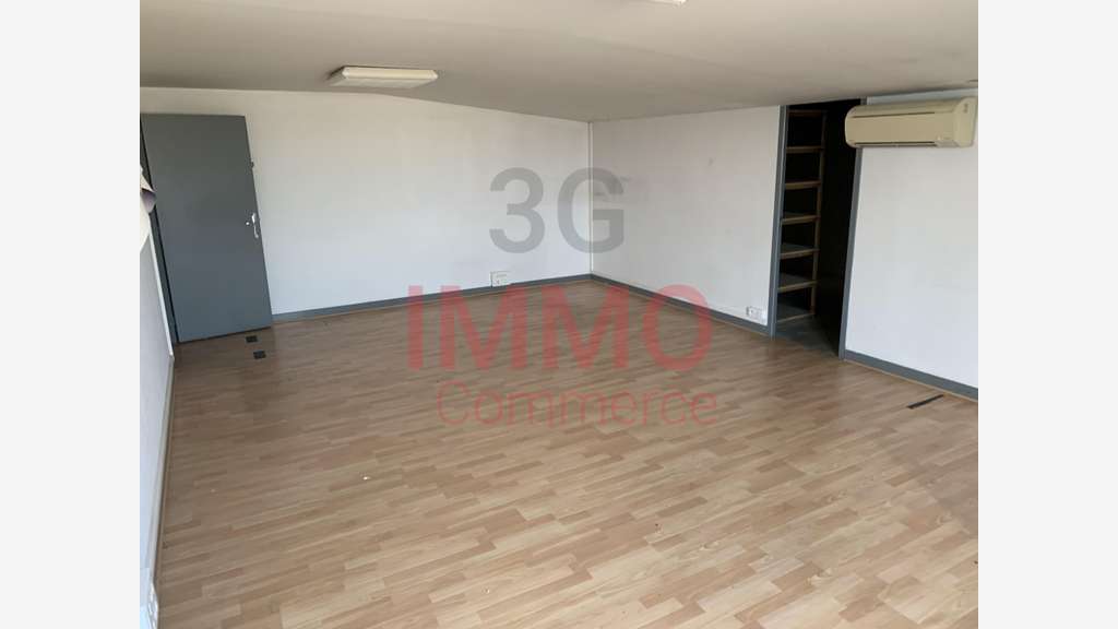 Local 1058m² à louer à Migné-Auxances
