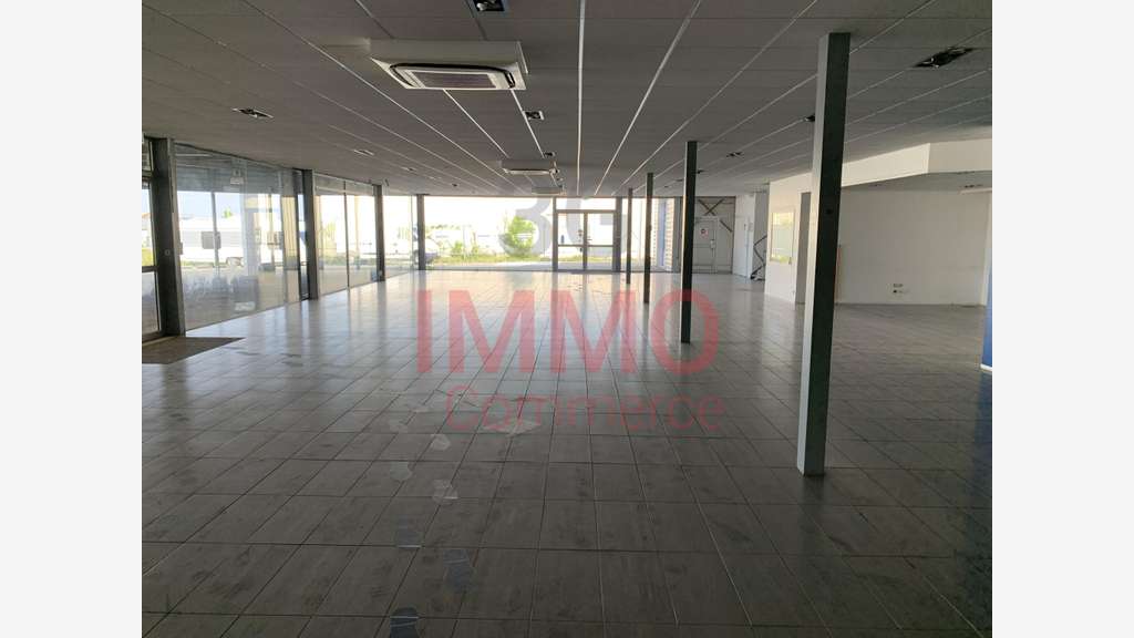Local 1058m² à louer à Migné-Auxances