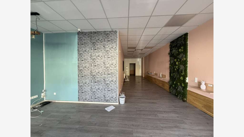 A louer local 93m² bonne visibilité à Mions centre