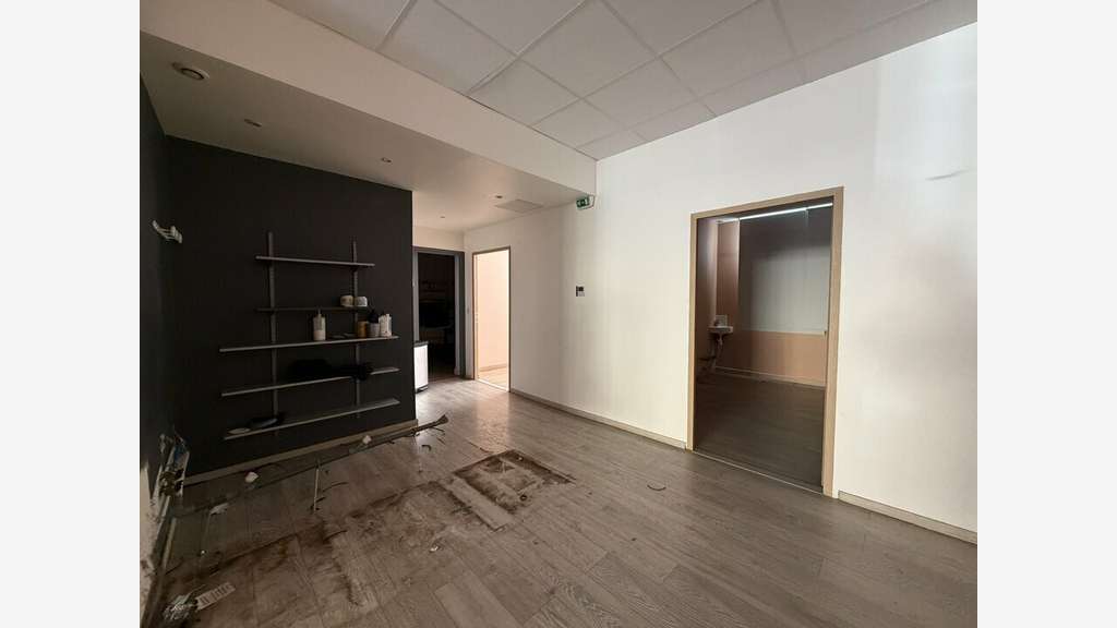 A louer local 93m² bonne visibilité à Mions centre