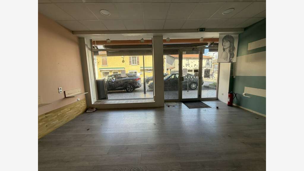 A louer local 93m² bonne visibilité à Mions centre
