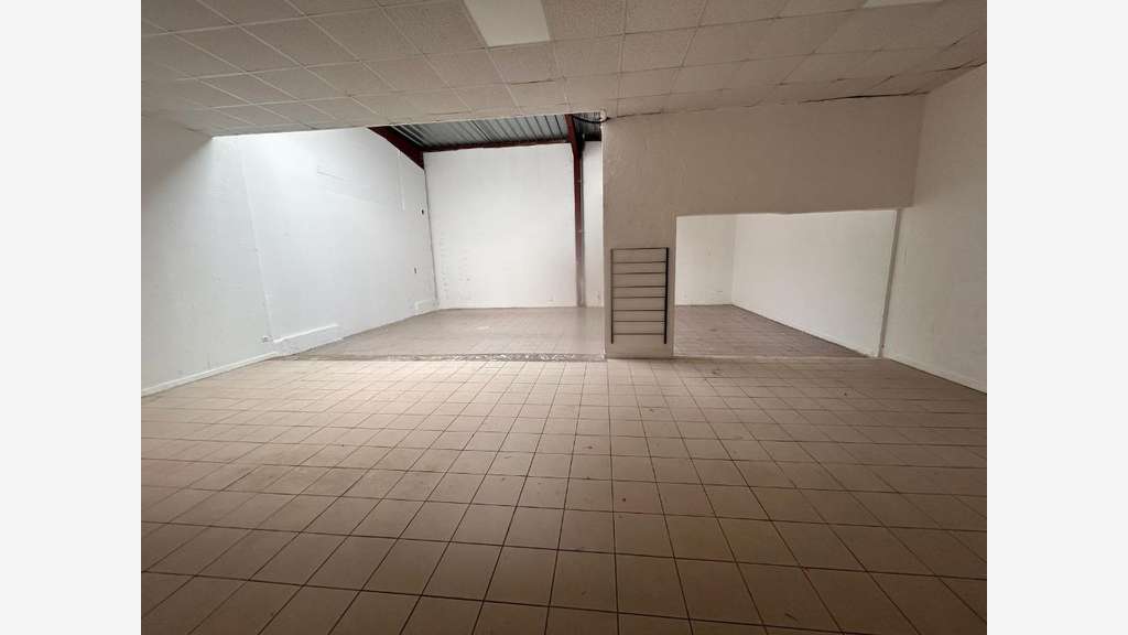 Loue local commercial de 170m² en zc à Mions