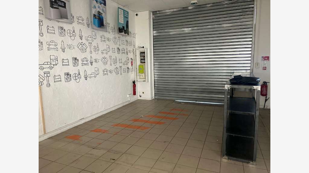 Loue local commercial de 170m² en zc à Mions