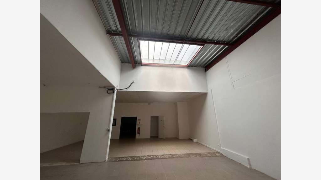 Loue local commercial de 170m² en zc à Mions