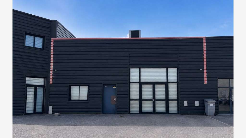 Loue local commercial de 170m² en zc à Mions