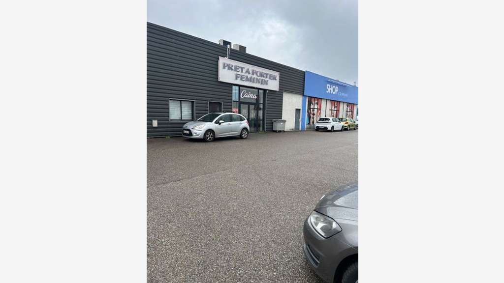 A louer local commercial 235m² axe passant Mions