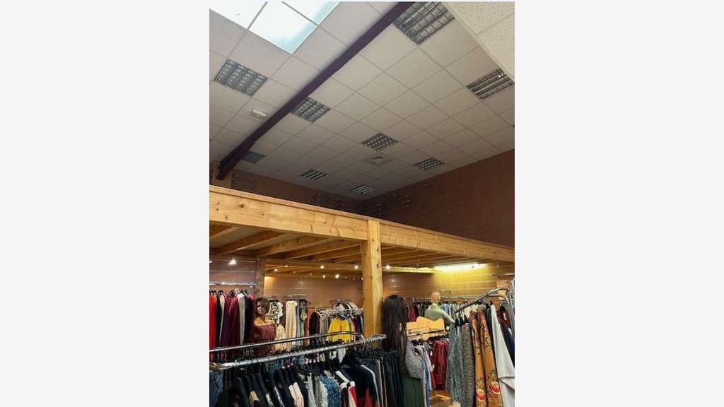 A louer local commercial 235m² axe passant Mions