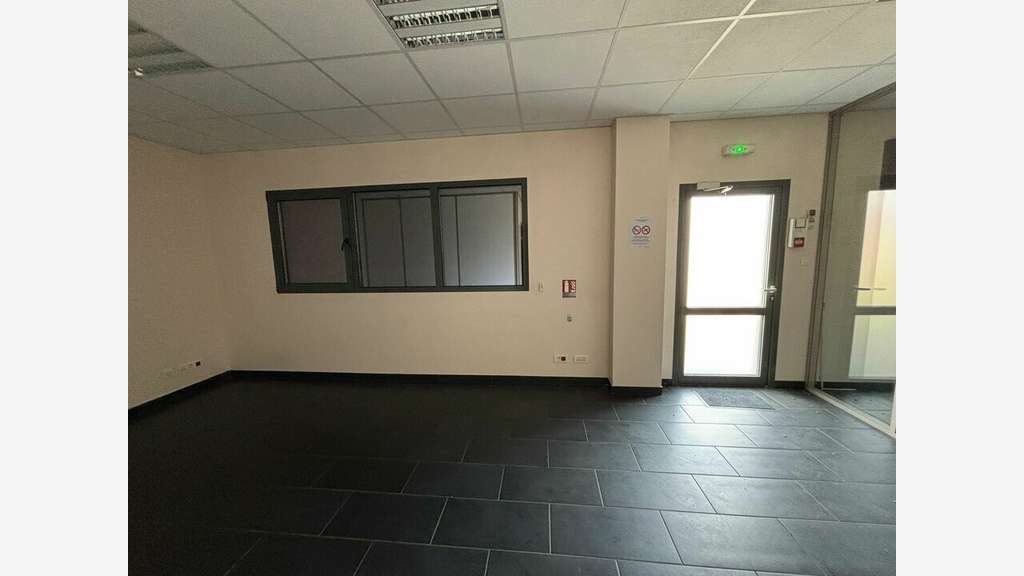 Local 90m² à louer à Miribel Parc des Chênes