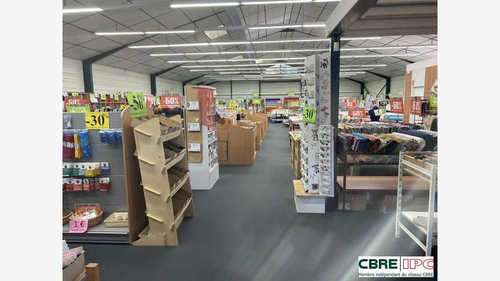 Location local commercial 500m² à Mont de Marsan