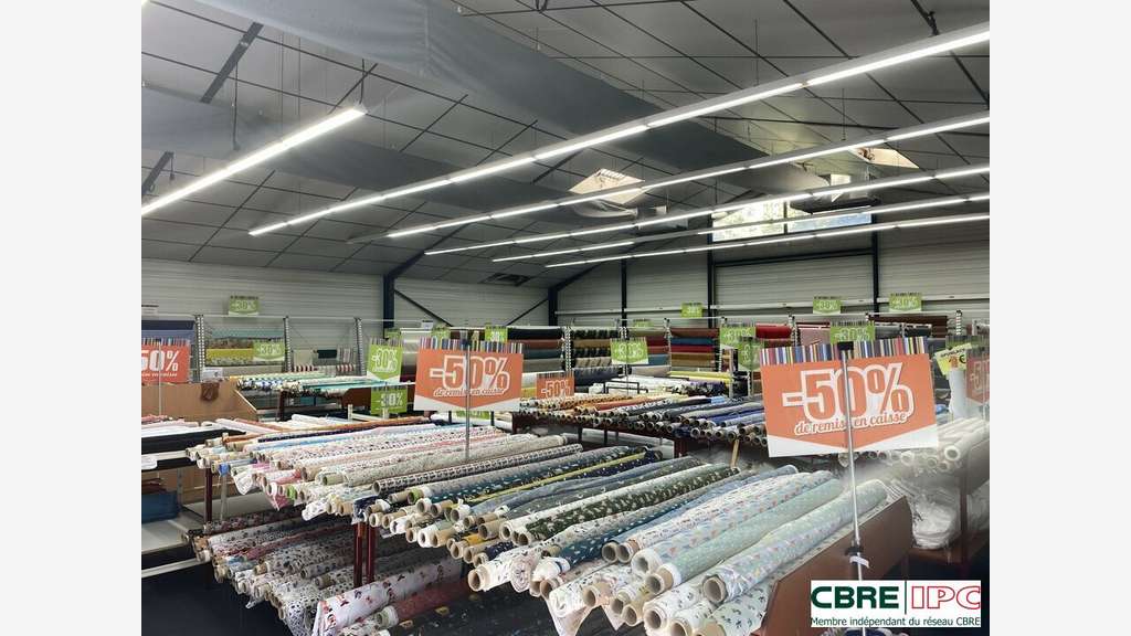 Location local commercial 500m² à Mont de Marsan