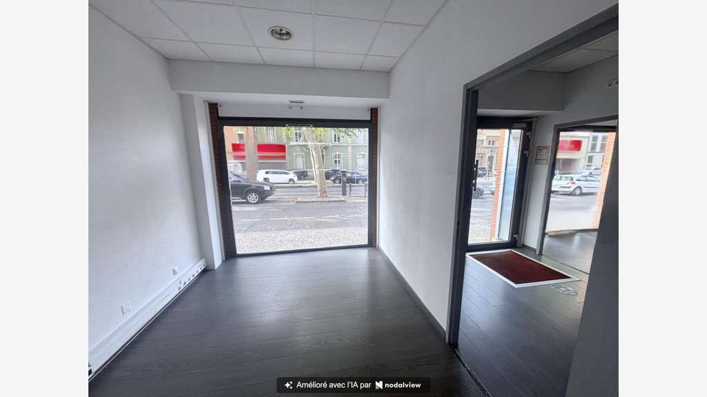 Local professionnel climatisé avec vitrines