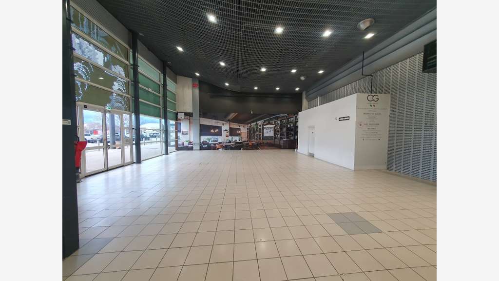 A LOUER ESPACE DANS GALERIE HYPER MONTELIMAR