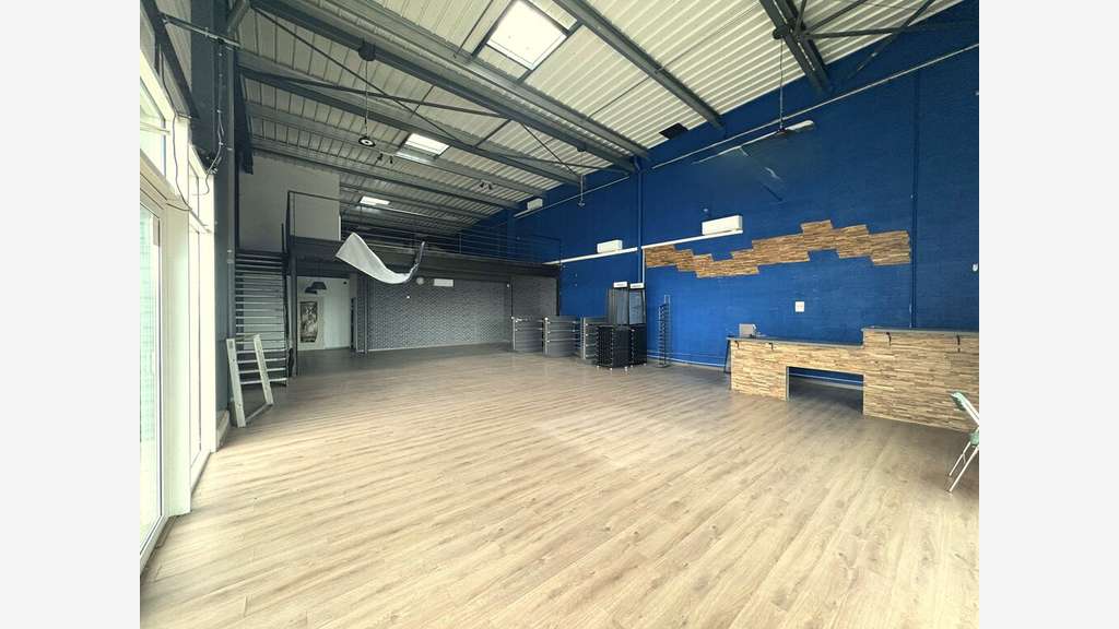 A louer local commercial 300m² à Montélimar Sud  