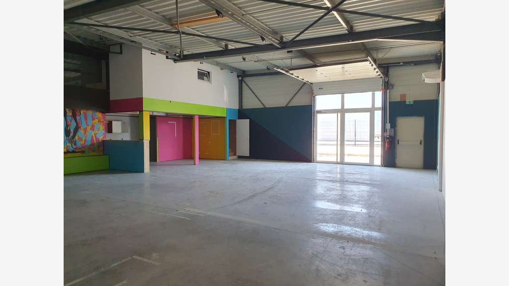 200 M² ZONE SUD MONTELIMAR