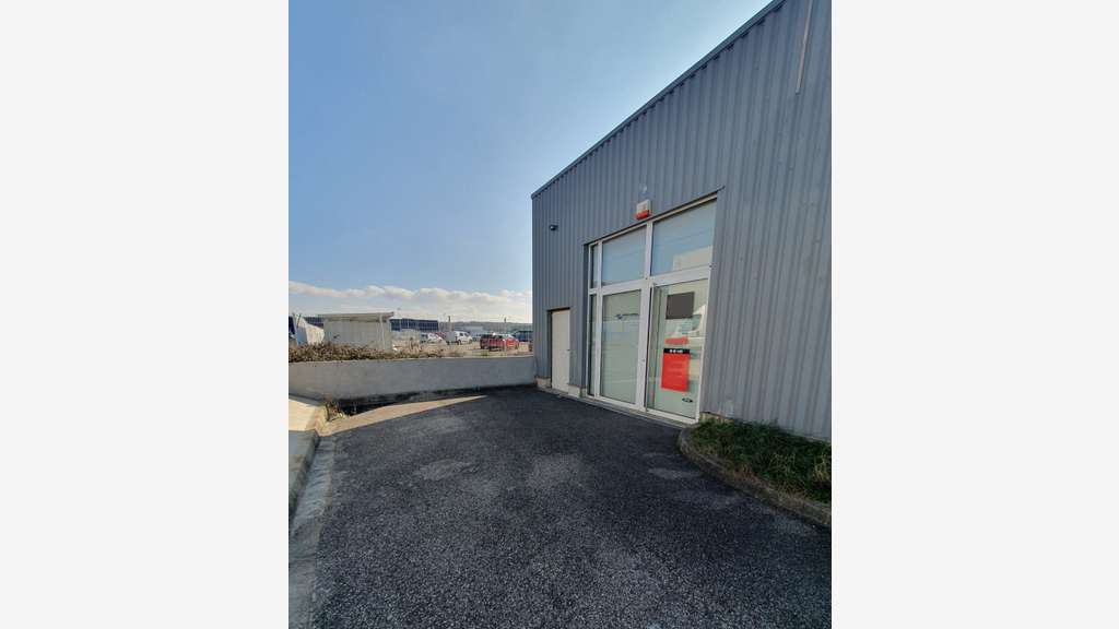 200 M² ZONE SUD MONTELIMAR