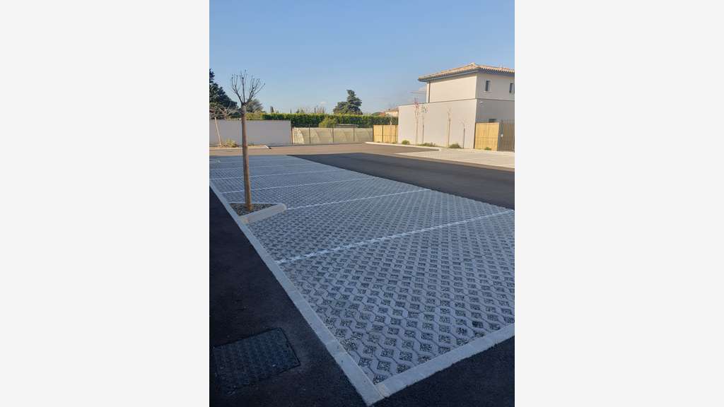 300M² EN FACADE ROUTE DE MARSEILLE