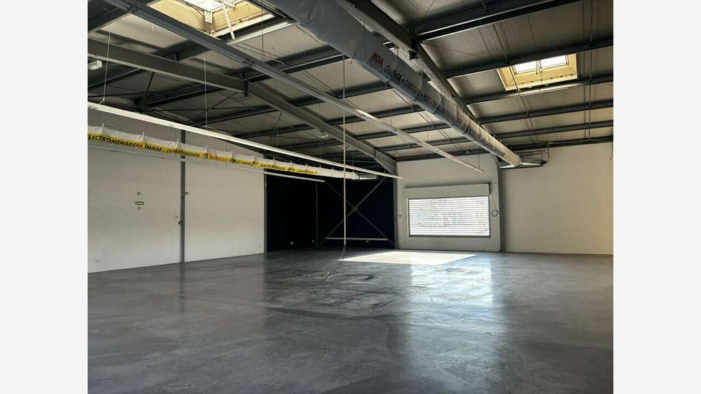 Local commercial 410m² à louer à Montélimar 