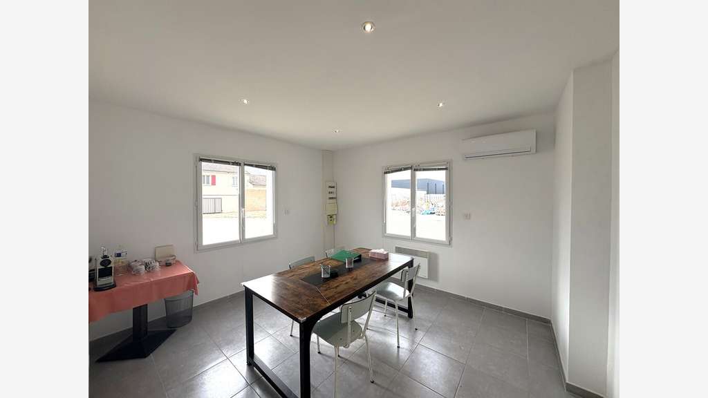 Local d'activités 158m² à louer à Montélimar 