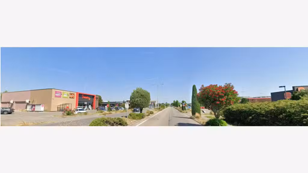 A louer local commercial de 365m² à Montélimar Sud