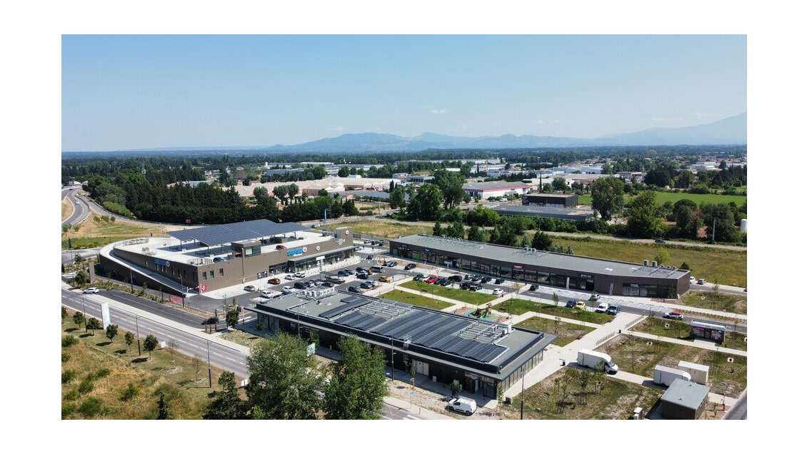 A louer cellule 856m² + terrasse à Monteux